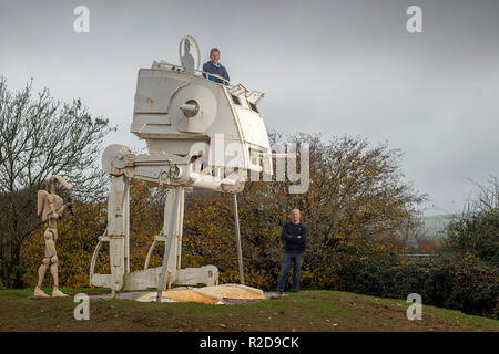 Ashburton, Devon, Großbritannien. 16. Nov 2018. Die Kraft, die nicht mit einer Star Wars Fan nach Rat jobsworths sagte ihm ein £ 12000 lebensgroße Nachbildung eines imperialen scout Walker in seinem Feld muss entfernt werden. Paul Parker hat die komplizierte Modell des Sci Fi militärische Hardware, die in "Die Rückkehr der Jedi-Ritter empfohlene von der Seite der A 38 eine Meile außerhalb Ashburton, Devon. Er setzte es dort eine lokale Sehenswürdigkeit und Reden zu erstellen und ein Interesse an den Markt der Stadt zu erstellen. Aber er war traurig, dass eine Durchsetzung schreiben Teignbridge bezirk Rat sagt er 21 Tage hatte er zu Bec entfernen zu erhalten Stockfoto