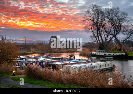 Rufford, Lancashire, UK. 19 Nov, 2018. UK Wetter. Klar, am Anfang des Tages, mit Übernachtung Temperaturen von 5 C, die Dämmerung bricht über dem Leeds Liverpool canal. Winde sind jetzt aus dem Osten mit einem eisigen Blast erwartet. Ein kalter Morgen für Hausboot Bewohner, die sich das Leben über Wasser zu leben. St Mary's Marina ist Heimat für viele saisonale und langfristige Nautiker. Mit Liegeplätze für 100 Boote bis zu 60 Fuß Länge, es können sowohl schmale und breite Boote und Canal Kreuzer belegt werden. Credit: MediaWorldImages/Alamy leben Nachrichten Stockfoto