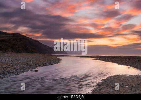 Charmouth, Dorset, Großbritannien. 19 Nov, 2018. Blick auf goldene Kappe von Charmouth Beach in Dorset wie Wolken im Osten bei Sonnenaufgang an einem kalten Morgen. Foto: Graham Jagd-/Alamy leben Nachrichten Stockfoto