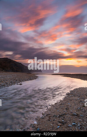 Charmouth, Dorset, Großbritannien. 19 Nov, 2018. Blick auf goldene Kappe von Charmouth Beach in Dorset wie Wolken im Osten bei Sonnenaufgang an einem kalten Morgen. Foto: Graham Jagd-/Alamy leben Nachrichten Stockfoto