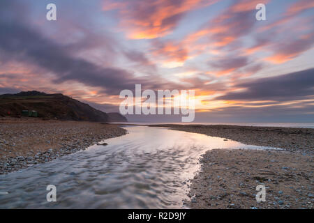 Charmouth, Dorset, Großbritannien. 19 Nov, 2018. Blick auf goldene Kappe von Charmouth Beach in Dorset wie Wolken im Osten bei Sonnenaufgang an einem kalten Morgen. Foto: Graham Jagd-/Alamy leben Nachrichten Stockfoto