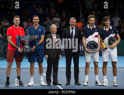 O2, London, UK. 18. November 2018. Mens Finale. Pierre-Hugues Herbert und Nicolas Mahut (FRA) vs Mike Bryan und Jack Socke (USA). Bryan und Socke 5-7 6-1 (13-11). Bild: Gewinner Jack Socke, Mike Bryan, Hideo Takasaki, President, CEO und COO Nitto, Chris Kermode, Executive Chairman und Präsident ATP, die Nächstplatzierten Nicolas Mahut, Pierre-Hugues Herbert. Credit: Malcolm Park/Alamy Leben Nachrichten. Stockfoto