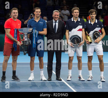 O2, London, UK. 18. November 2018. Mens Finale. Pierre-Hugues Herbert und Nicolas Mahut (FRA) vs Mike Bryan und Jack Socke (USA). Bryan und Socke 5-7 6-1 (13-11). Bild: Gewinner Jack Socke, Mike Bryan, Chris Kermode, Executive Chairman und Präsident ATP, die Nächstplatzierten Nicolas Mahut, Pierre-Hugues Herbert. Credit: Malcolm Park/Alamy Leben Nachrichten. Stockfoto