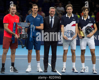 O2, London, UK. 18. November 2018. Mens Finale. Pierre-Hugues Herbert und Nicolas Mahut (FRA) vs Mike Bryan und Jack Socke (USA). Bryan und Socke 5-7 6-1 (13-11). Bild: Gewinner Jack Socke, Mike Bryan, Chris Kermode, Executive Chairman und Präsident ATP, die Nächstplatzierten Nicolas Mahut, Pierre-Hugues Herbert. Credit: Malcolm Park/Alamy Leben Nachrichten. Stockfoto