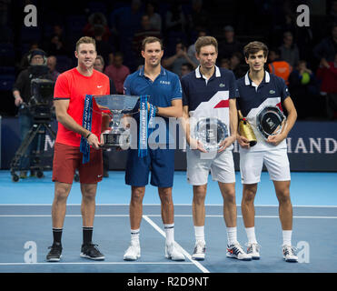 O2, London, UK. 18. November 2018. Mens Finale. Pierre-Hugues Herbert und Nicolas Mahut (FRA) vs Mike Bryan und Jack Socke (USA). Bryan und Socke 5-7 6-1 (13-11). Bild: Gewinner Jack Socke, Mike Bryan, die Nächstplatzierten Nicolas Mahut, Pierre-Hugues Herbert. Credit: Malcolm Park/Alamy Leben Nachrichten. Stockfoto