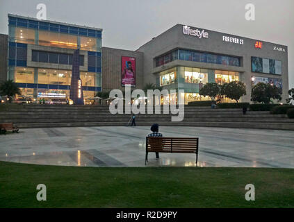 Ein Mann gesehen ruhen außerhalb der Shopping Mall in Mohali, Indien. Mohali ist eine Stadt in der sahibzada Ajit Singh Nagar Viertel in Punjab, Indien, das ist ein Hub, der sich südlich-westlich in das Gebiet der Union von Chandigarh. Mohali, hat sich als eine der wichtigsten Städte in Punjab und der Rest des nördlichen Indien; es entwickelt sich rasch als IT Hub des Staates. Stockfoto