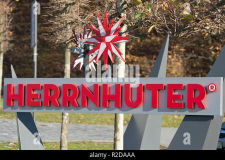 Herrnhut, Deutschland. 15 Nov, 2018. Eine Herrnhuter Sterne aus Kunststoff hängt über das Schreiben der Herrnhuter Sterne GmbH. Das Unternehmen traditionell produziert jährlich ca. 250.000 Sterne in mehr als 60 verschiedenen Varianten von Hand. Credit: Sebastian Kahnert/dpa-Zentralbild/dpa/Alamy leben Nachrichten Stockfoto