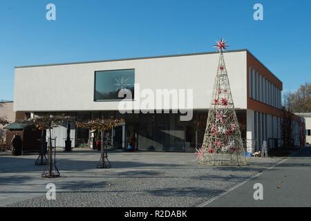 Herrnhut, Deutschland. 15 Nov, 2018. Die schauwerkstatt der Herrnhuter Sterne GmbH. Das Unternehmen traditionell produziert jährlich ca. 250.000 Sterne in mehr als 60 verschiedenen Varianten von Hand. Credit: Sebastian Kahnert/dpa-Zentralbild/dpa/Alamy leben Nachrichten Stockfoto