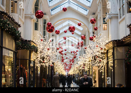 London, Großbritannien. 19 Nov, 2018. Die Ikone des 19. Jahrhunderts Burlington Einkaufspassage in Piccadilly ist mit Weihnachtsschmuck Credit gesäumt: Amer ghazzal/Alamy leben Nachrichten Stockfoto