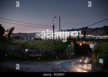 Pacific Palisades, Cork, Irland. 19. November 2018. Am frühen Morgen einen Nahverkehrszug von Cobh wird über eine Straße in Pacific Palisades, Co Cork, Irland. Quelle: David Creedon/Alamy leben Nachrichten Stockfoto