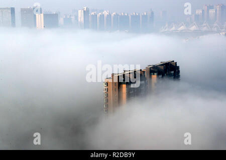 Huaibei, Anhui Chinas Provinz. 19 Nov, 2018. Gebäude sind in dichtem Nebel in der Stadt Huaibei umhüllt, der ostchinesischen Provinz Anhui, Nov. 19, 2018. Credit: Xie Zhengyi/Xinhua/Alamy leben Nachrichten Stockfoto