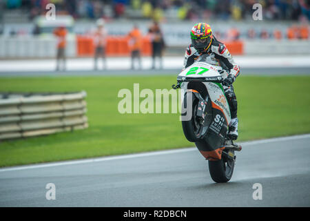 Manilva, Malaga, Spanien. 18 Nov, 2018. GP Comunitat Valenciana Moto GP. Iker Lecuona der Schweizer innovative Investoren/KTM Team feiert die zweite Position nach dem Moto2-Rennen. Credit: rosdemora/Alamy leben Nachrichten Stockfoto