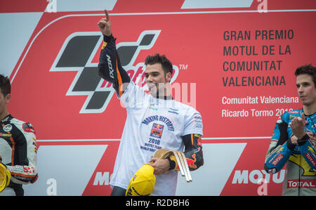 Manilva, Malaga, Spanien. 18 Nov, 2018. GP Comunitat Valenciana Moto GP. Miguel Oliveira von KTM-Team feiert seinen Sieg im Podium nach Gewinn Moto2-Rennen. Credit: rosdemora/Alamy leben Nachrichten Stockfoto