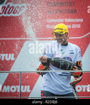 Manilva, Malaga, Spanien. 18 Nov, 2018. GP Comunitat Valenciana Moto GP. Miguel Oliveira von KTM-Team feiert seinen Sieg im Podium nach Gewinn Moto2-Rennen. Credit: rosdemora/Alamy leben Nachrichten Stockfoto