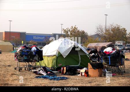 Chico, USA. 18 Nov, 2018. Opfer des Lagers Feuer leben in Zelten auf dem Parkplatz von Walmart in Chico von Butte County, Kalifornien, USA, Nov. 18, 2018. Die Zahl der Todesopfer von der massiven wildfire in Nordkalifornien, betitelte die Lagerfeuer, auf 77 gestiegen, sagte, die Behörden am Sonntag Abend. Credit: Wu Xiaoling/Xinhua/Alamy leben Nachrichten Stockfoto