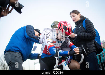 Tabor, Tschechische Republik. 17. Nov, 2018. Tschechische Michael Boros Pausen Nachdem der Welt Cyclocross Cup Veranstaltung in Tabor, Tschechische Republik, 17. November 2018. Credit: Tomas Binter/CTK Photo/Alamy leben Nachrichten Stockfoto