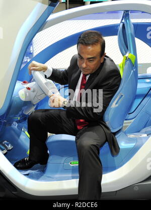 Frankfurt am Main, Deutschland. 15. Sep 2009. Renault-CEO Carlos Ghosn stellt in einem Zero-emission-Studie Twizzy vor der bevorstehenden Internationalen Automobil-Ausstellung (IAA) in Frankfurt am Main, Deutschland, 15. September 2009. Die 63. IAA wird vom 17. bis 27. September 2009 laufen. Credit: ARNE DEDERT | Verwendung weltweit/dpa/Alamy leben Nachrichten Stockfoto