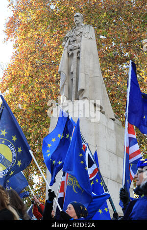 Westminster, London, UK, 19. Nov 2018. Anti-Brexit Demonstranten von sodem (Trotz der Europäischen Bewegung stehen), geführt von der houty Mann" Steve Bray, einschließlich einem großen Dinosaurier, haben in großer Zahl außerhalb der Häuser des Parlaments in Westminster wandte sich gegen Brexit und für einen 'Abstimmung' auf das etwaige Angebot zu demonstrieren. Credit: Imageplotter Nachrichten und Sport/Alamy leben Nachrichten Stockfoto