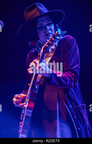 Mailand Italien. 18. November 2018. Die Musiker, Model und Schauspielerin Suzanne SANTO führt live auf der Bühne im Alcatraz Eröffnung der Show von Hozier. Credit: Rodolfo Sassano/Alamy leben Nachrichten Stockfoto