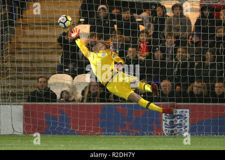 Colchester, Großbritannien. 19. November 2018. Aaron Ramsdale von England macht einen Fliegen während der internationalen Freundschaftsspiel zwischen England U20 und U20 an JobServe Gemeinschaft Stadion am 19. November 2018 in Colchester, England zu speichern. (Foto von Paul Chesterton/phcimages) Credit: PHC Images/Alamy leben Nachrichten Stockfoto