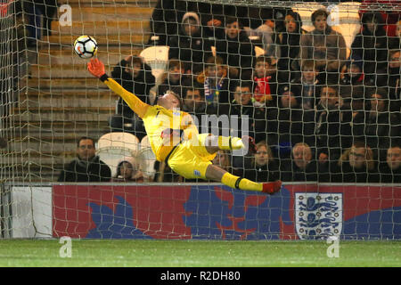 Colchester, Großbritannien. 19. November 2018. Aaron Ramsdale von England macht einen Fliegen während der internationalen Freundschaftsspiel zwischen England U20 und U20 an JobServe Gemeinschaft Stadion am 19. November 2018 in Colchester, England zu speichern. (Foto von Paul Chesterton/phcimages) Credit: PHC Images/Alamy leben Nachrichten Stockfoto