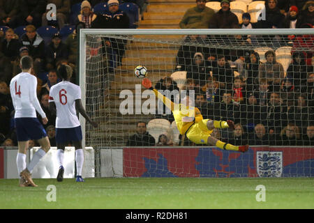 Colchester, Großbritannien. 19. November 2018. Aaron Ramsdale von England macht einen Fliegen während der internationalen Freundschaftsspiel zwischen England U20 und U20 an JobServe Gemeinschaft Stadion am 19. November 2018 in Colchester, England zu speichern. (Foto von Paul Chesterton/phcimages) Credit: PHC Images/Alamy leben Nachrichten Stockfoto