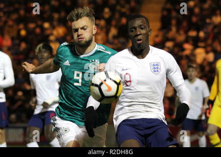 Colchester, Großbritannien. 19. November 2018. Manuel Wintzheimer Deutschlands und Eddie Nketiah von England während der internationalen Freundschaftsspiel zwischen England U20 und U20 an JobServe Gemeinschaft Stadion am 19. November 2018 in Colchester, England. (Foto von Matt Bradshaw/phcimages) Credit: PHC Images/Alamy leben Nachrichten Stockfoto