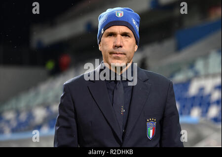 Foto Massimo Paolone/LaPresse 19 Novembre 2018 Reggio Emilia, Italien Sport calcio Italia vs Germania-Partita internazionale amichevole - stadio "mapei-Citt&#xe0;del Tricolore" Nella Foto: Luigi Di Biagio (Italia) osserva Foto Massimo Paolone/LaPresse November 19, 2018 in Reggio Emilia, Italien Sport Fussball Italia vs Germania - unter 21 internationalen Freundschaftsspiel - "mapei Stadion". In der Pic: Luigi Di Biagio (Italia) schaut auf Stockfoto