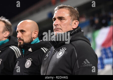 Foto Massimo Paolone/LaPresse 19 Novembre 2018 Reggio Emilia, Italien Sport calcio Italia vs Germania-Partita internazionale amichevole - stadio "mapei-Citt&#xe0;del Tricolore" Nella Foto: Stefan Kuntz (Germania) osserva Foto Massimo Paolone/LaPresse November 19, 2018 in Reggio Emilia, Italien Sport Fussball Italia vs Germania - unter 21 internationalen Freundschaftsspiel - "mapei Stadion". Im Bild: Stefan Kuntz (Germania) schaut auf Stockfoto