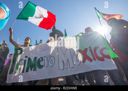 November 18, 2018 - Tijuana, Mexiko, Demonstranten versammelten die Ankunft von Tausenden von Asylsuchenden aus Mittelamerika zu protestieren, die ''MMigrant Caravan''. "Primero Mexiko'' war ein gemeinsamer Slogan bei der Rally wiederholt. Credit: Vito Di Stefano/ZUMA Draht/Alamy leben Nachrichten Stockfoto