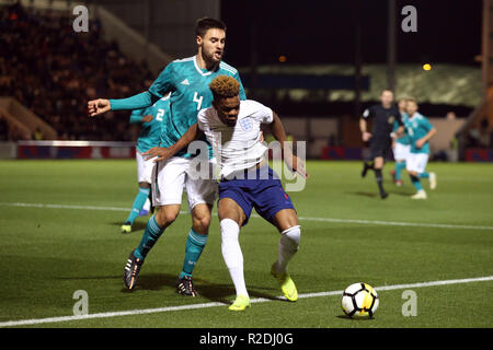 Colchester, Großbritannien. 19. November 2018. Tom Baack Deutschlands und Grady Diangana von England in Aktion während der internationalen Freundschaftsspiel zwischen England U20 und U20 an JobServe Gemeinschaft Stadion am 19. November 2018 in Colchester, England. (Foto von Paul Chesterton/phcimages) Credit: PHC Images/Alamy leben Nachrichten Stockfoto