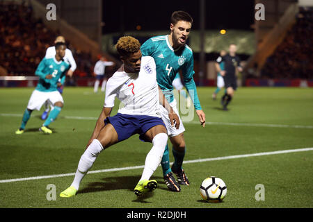 Colchester, Großbritannien. 19. November 2018. Tom Baack Deutschlands und Grady Diangana von England in Aktion während der internationalen Freundschaftsspiel zwischen England U20 und U20 an JobServe Gemeinschaft Stadion am 19. November 2018 in Colchester, England. (Foto von Paul Chesterton/phcimages) Credit: PHC Images/Alamy leben Nachrichten Stockfoto