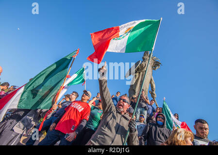 November 18, 2018 - Tijuana, Mexiko - Demonstranten sammeln die Ankunft von Tausenden von Asylsuchenden aus Mittelamerika zu protestieren, die ''MMigrant Caravan''. (Bild: © Vito Di Stefano/ZUMA Draht) Stockfoto