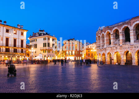 Römischen Amphitheater Arena di Verona und der Piazza Bra Square bei Nacht. Verona, Venetien, Italien, Europa Stockfoto