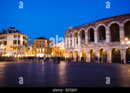 Römischen Amphitheater Arena di Verona und der Piazza Bra Square bei Nacht. Verona, Venetien, Italien, Europa Stockfoto