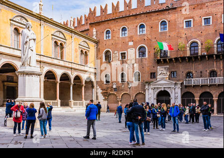 Piazza dei Signori und die Statue von Dante Alighieri. Verona, Venetien, Italien, Europa Stockfoto