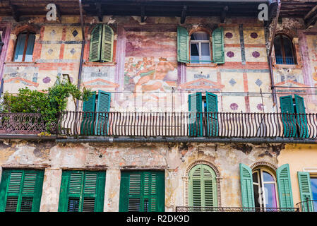Fresken in der Casa Mazzanti auf der Piazza delle Erbe in Verona. Verona, Venetien, Italien, Europa Stockfoto