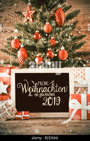 Vertikale Baum, Geschenke, Kalligraphie Glueckliches 2019 bedeutet Happy2019, Schneeflocken Stockfoto