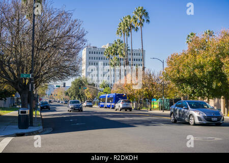 Dezember 6, 2017 San Jose/CA/USA-Verkehr auf einer Straße in der Innenstadt von San Jose, Kalifornien Stockfoto