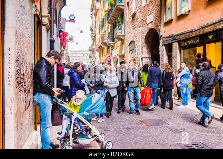 Große Zustrom von Touristen das Haus der Julia - Casa di Giulietta eingeben. Verona, Venetien, Italien, Europa Stockfoto