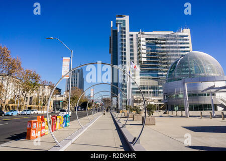 Dezember 6, 2017 San Jose/CA/USA - Downtown urbane Landschaft; Banner veröffentlicht mit der Nachricht "Wir begrüßen jeden" in verschiedenen Sprachen auf der Sid Stockfoto