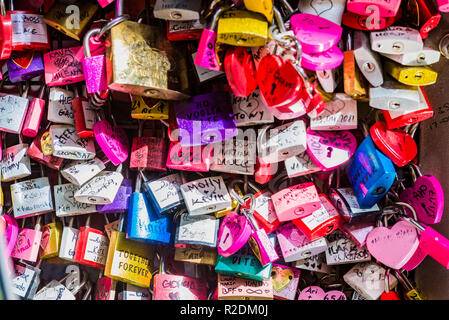 Liebe Vorhängeschlösser im Innenhof unter Romeo und Julias Balkon. Verona, Venetien, Italien, Europa Stockfoto