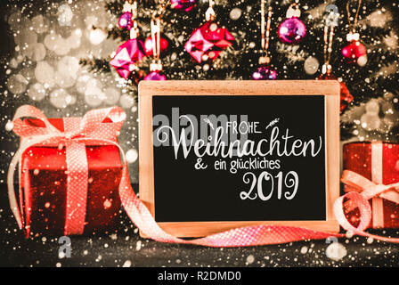 Helle Baum, Geschenke, Kalligraphie entspannte Feiertage bedeutet Frohe Weihnachten Stockfoto