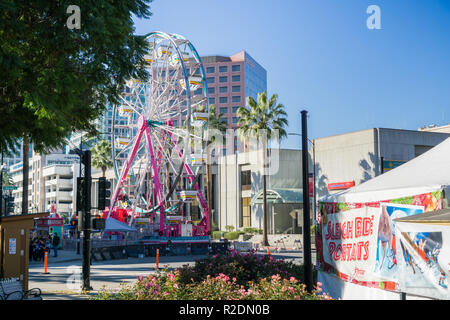 Dezember 6, 2017 San Jose/CA/USA - Riesenrad auf "Weihnachten im Park" downtown Anzeige in Plaza de Cesar Chavez, Silicon Valley, South San Fr Stockfoto