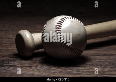 Retro Baseball und bat im Schließfachraum auf holzbank Stockfoto