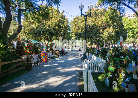 Dezember 6, 2017 San Jose/CA/USA - Gasse in "Weihnachten im Park" downtown Anzeige in Plaza de Cesar Chavez, Silicon Valley, South San Francisco Stockfoto