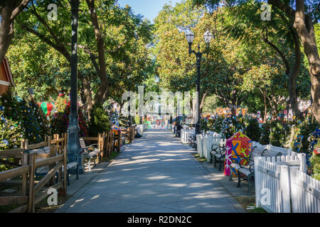 Dezember 6, 2017 San Jose/CA/USA - Gasse in "Weihnachten im Park" downtown Anzeige in Plaza de Cesar Chavez, Silicon Valley, South San Francisco Stockfoto