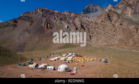 Panoramablick auf Lager Confluencia im Aconcagua Provincial Park Stockfoto