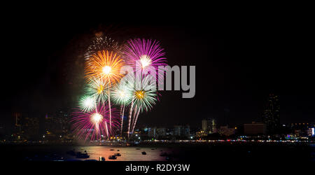 Feuerwerk erforscht über Stadtbild in der Nacht im Hafen im Pattaya. Urlaub festliche Feier Hintergrund Stockfoto