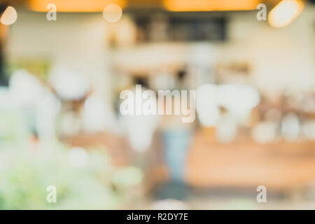 Unscharfer Hintergrund Menschen um Getränke an der Bar im Café blur Hintergrund mit bokeh Licht. Freizeit lifestyle Hintergrund Stockfoto